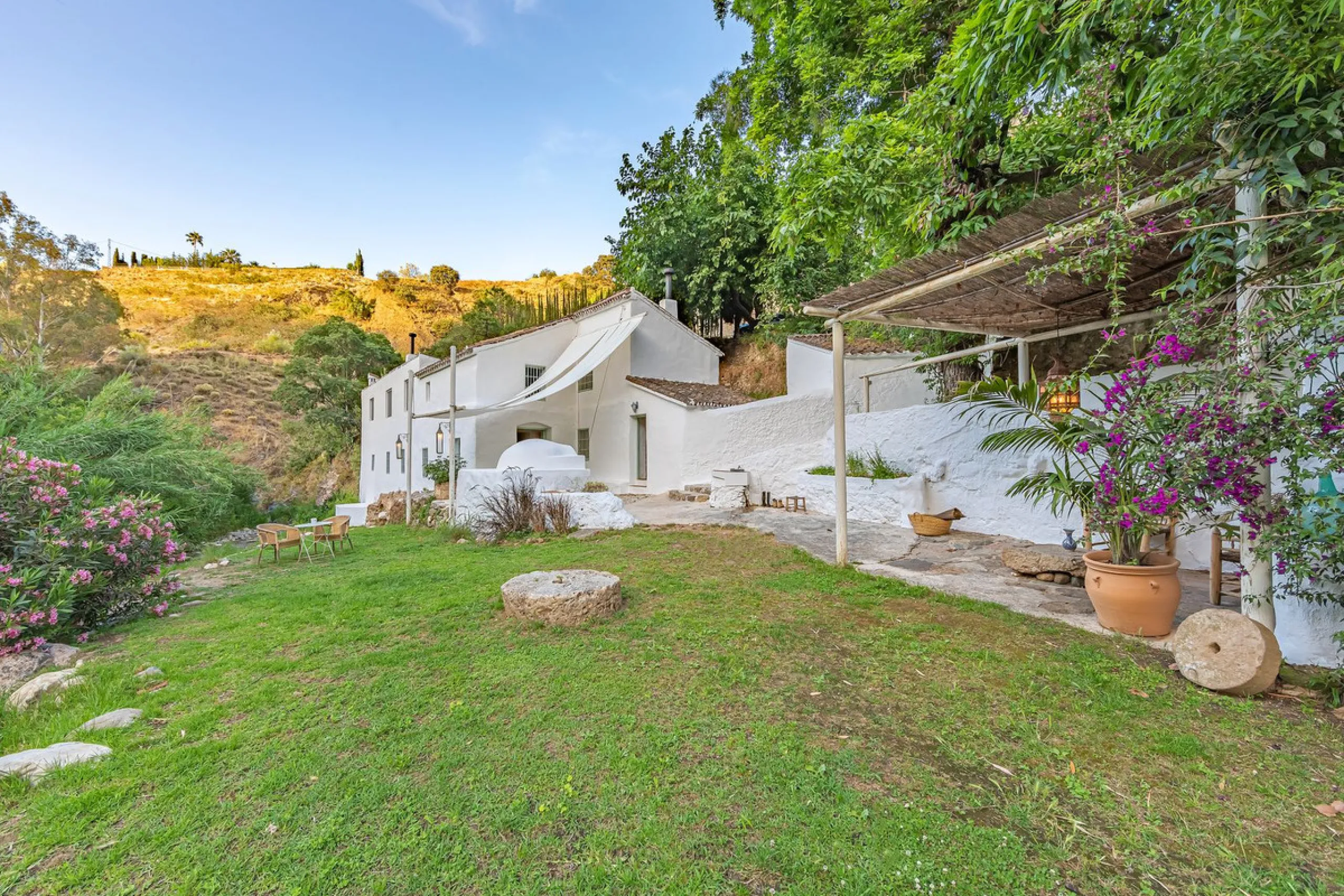 Magnificent dream house in an old mill from the 16th century, in an idyllic setting by the river, with beautiful landscapes with fruit trees in a natural environment, and a private pool, built on a 15,600 m2 plot just 20 minutes from Marbella. The propert