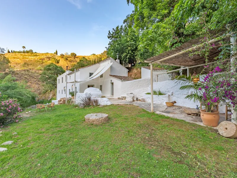 Magnificent dream house in an old mill from the 16th century, in an idyllic setting by the river, with beautiful landscapes with fruit trees in a natural environment, and a private pool, built on a 15,600 m2 plot just 20 minutes from Marbella. The propert