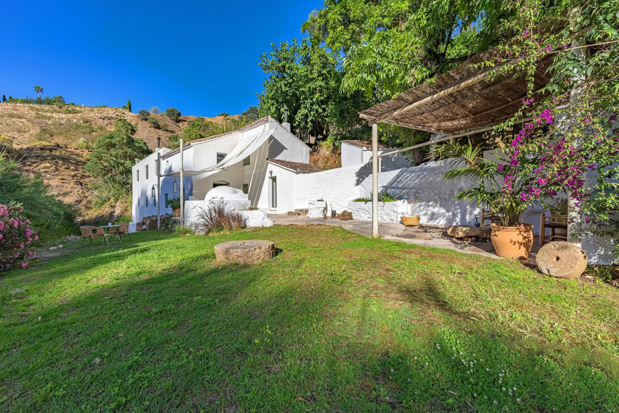 Magnificent dream house in an old mill from the 16th century, in an idyllic setting by the river, with beautiful landscapes with fruit trees in a natural environment, and a private pool, built on a 15,600 m2 plot just 20 minutes from Marbella. The propert