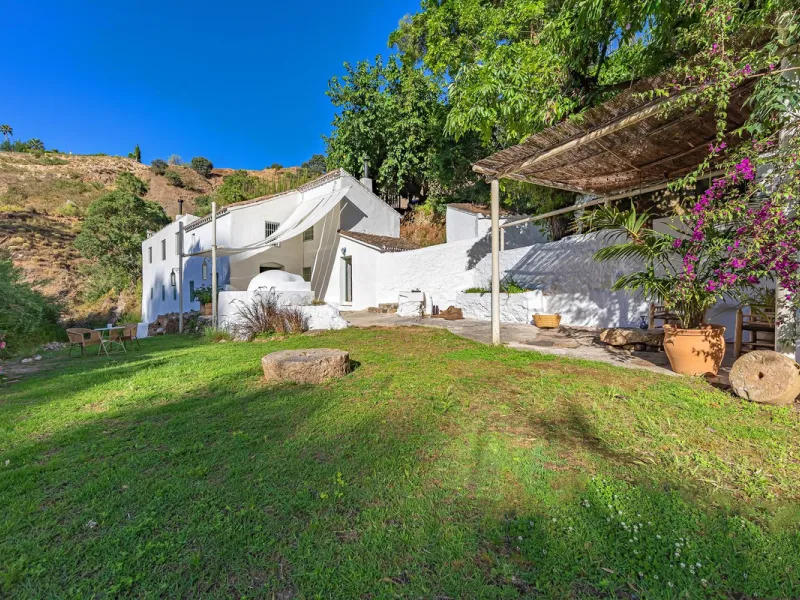 Magnificent dream house in an old mill from the 16th century, in an idyllic setting by the river, with beautiful landscapes with fruit trees in a natural environment, and a private pool, built on a 15,600 m2 plot just 20 minutes from Marbella. The propert