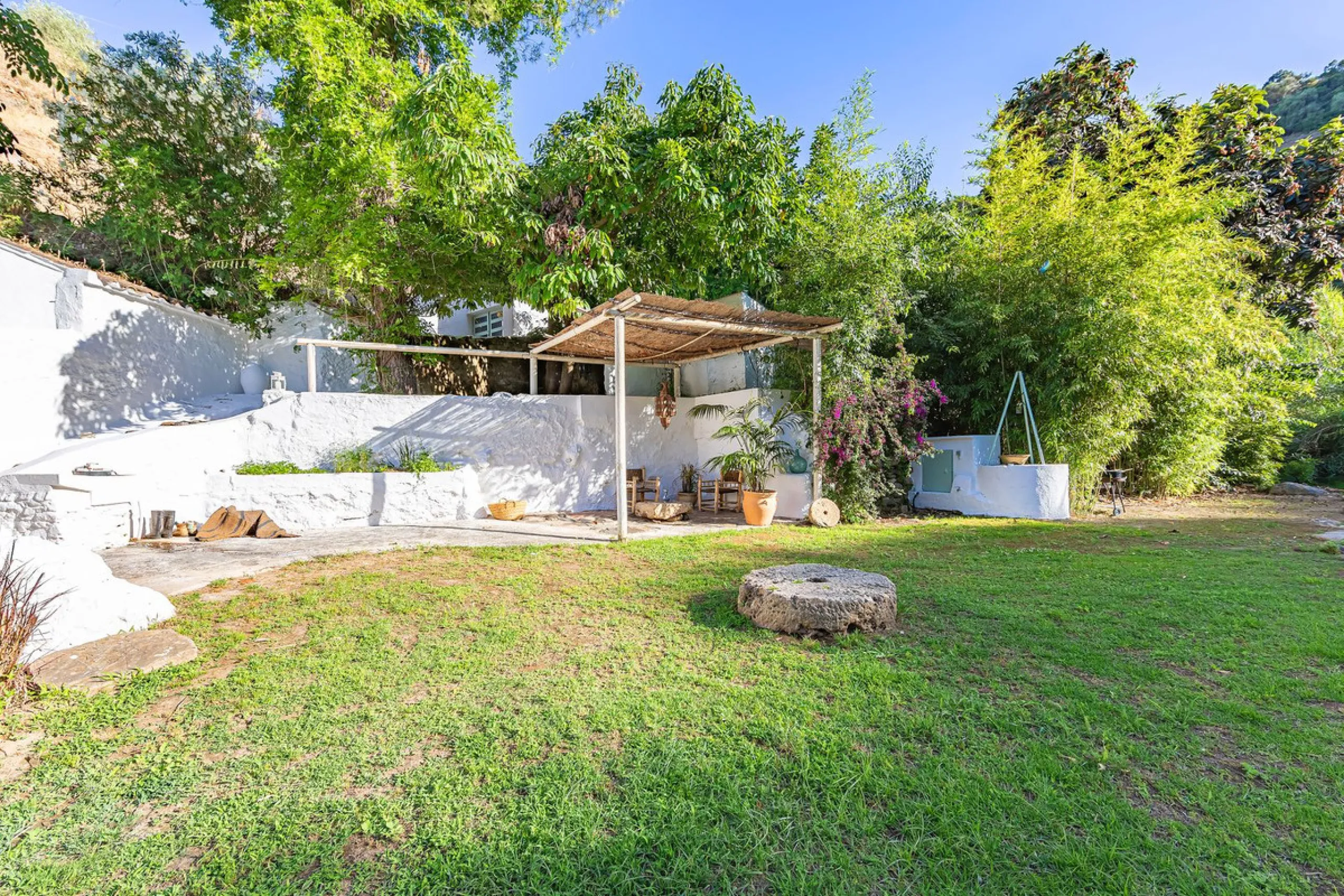 Magnificent dream house in an old mill from the 16th century, in an idyllic setting by the river, with beautiful landscapes with fruit trees in a natural environment, and a private pool, built on a 15,600 m2 plot just 20 minutes from Marbella. The propert