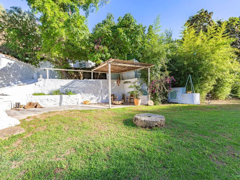 Magnificent dream house in an old mill from the 16th century, in an idyllic setting by the river, with beautiful landscapes with fruit trees in a natural environment, and a private pool, built on a 15,600 m2 plot just 20 minutes from Marbella. The propert