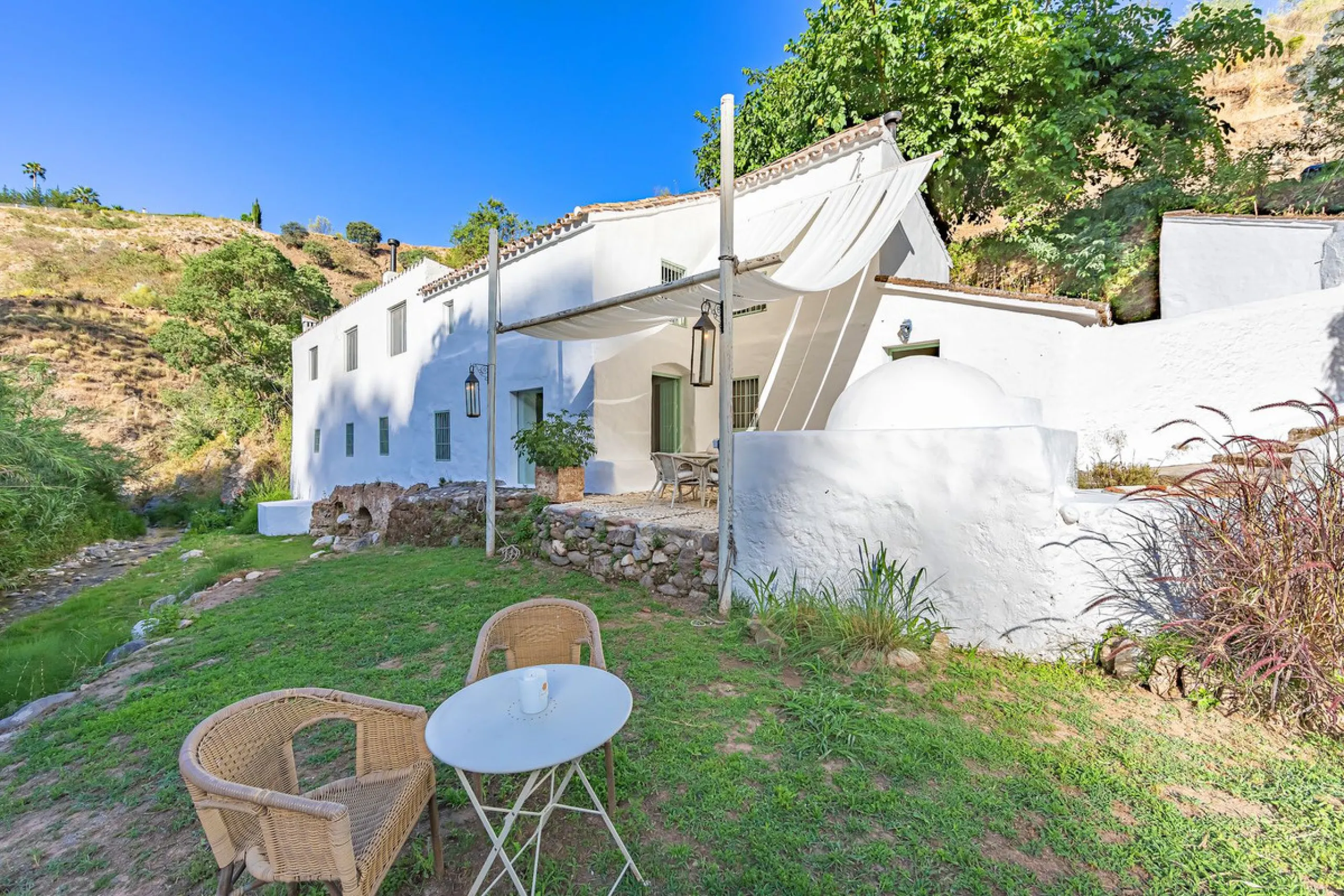 Magnificent dream house in an old mill from the 16th century, in an idyllic setting by the river, with beautiful landscapes with fruit trees in a natural environment, and a private pool, built on a 15,600 m2 plot just 20 minutes from Marbella. The propert