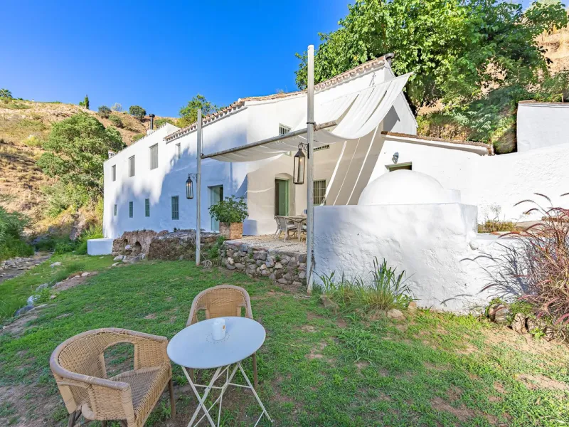 Magnificent dream house in an old mill from the 16th century, in an idyllic setting by the river, with beautiful landscapes with fruit trees in a natural environment, and a private pool, built on a 15,600 m2 plot just 20 minutes from Marbella. The propert