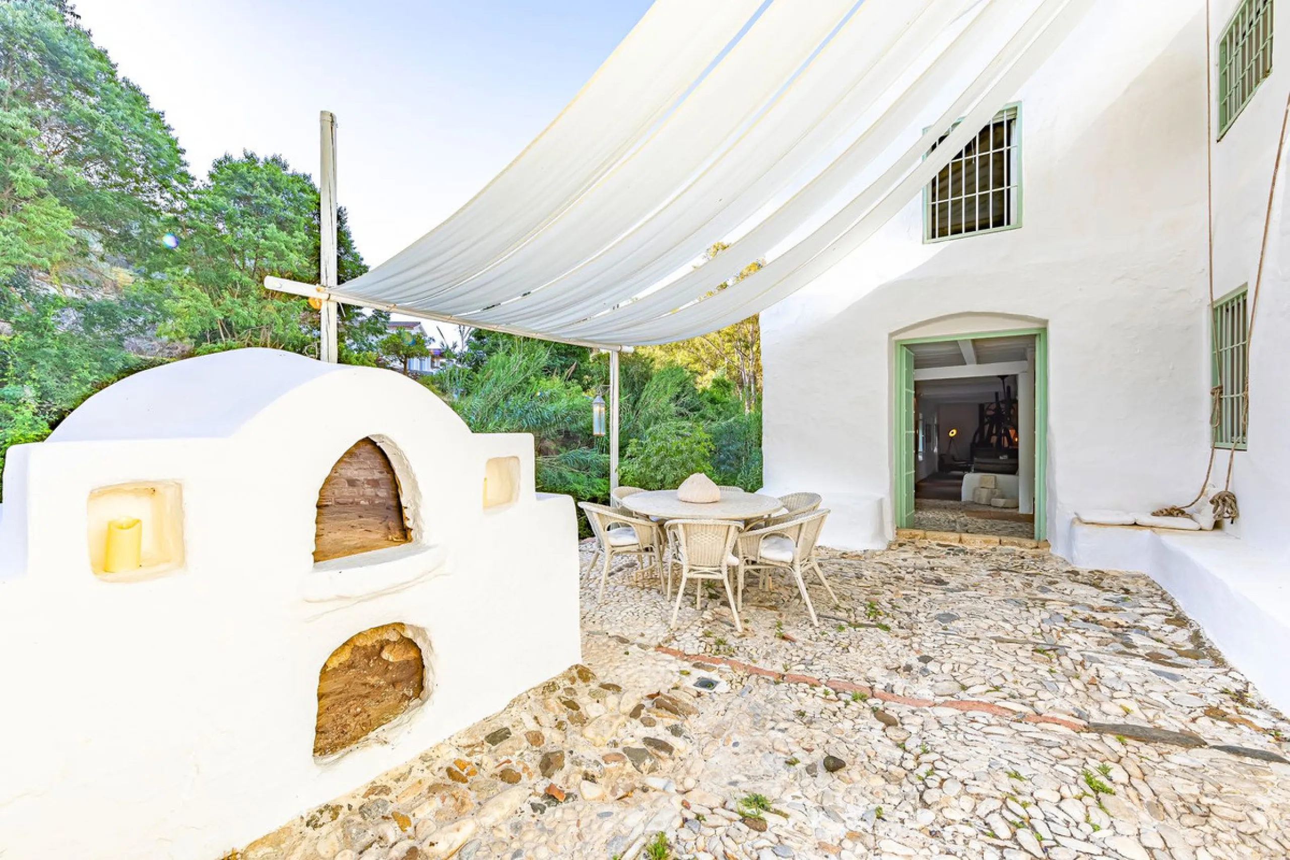 Magnificent dream house in an old mill from the 16th century, in an idyllic setting by the river, with beautiful landscapes with fruit trees in a natural environment, and a private pool, built on a 15,600 m2 plot just 20 minutes from Marbella. The propert