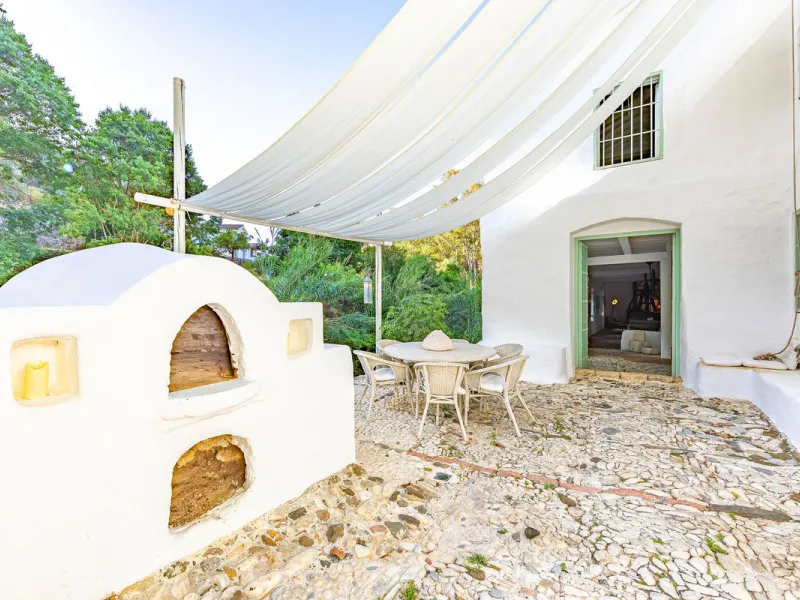 Magnificent dream house in an old mill from the 16th century, in an idyllic setting by the river, with beautiful landscapes with fruit trees in a natural environment, and a private pool, built on a 15,600 m2 plot just 20 minutes from Marbella. The propert
