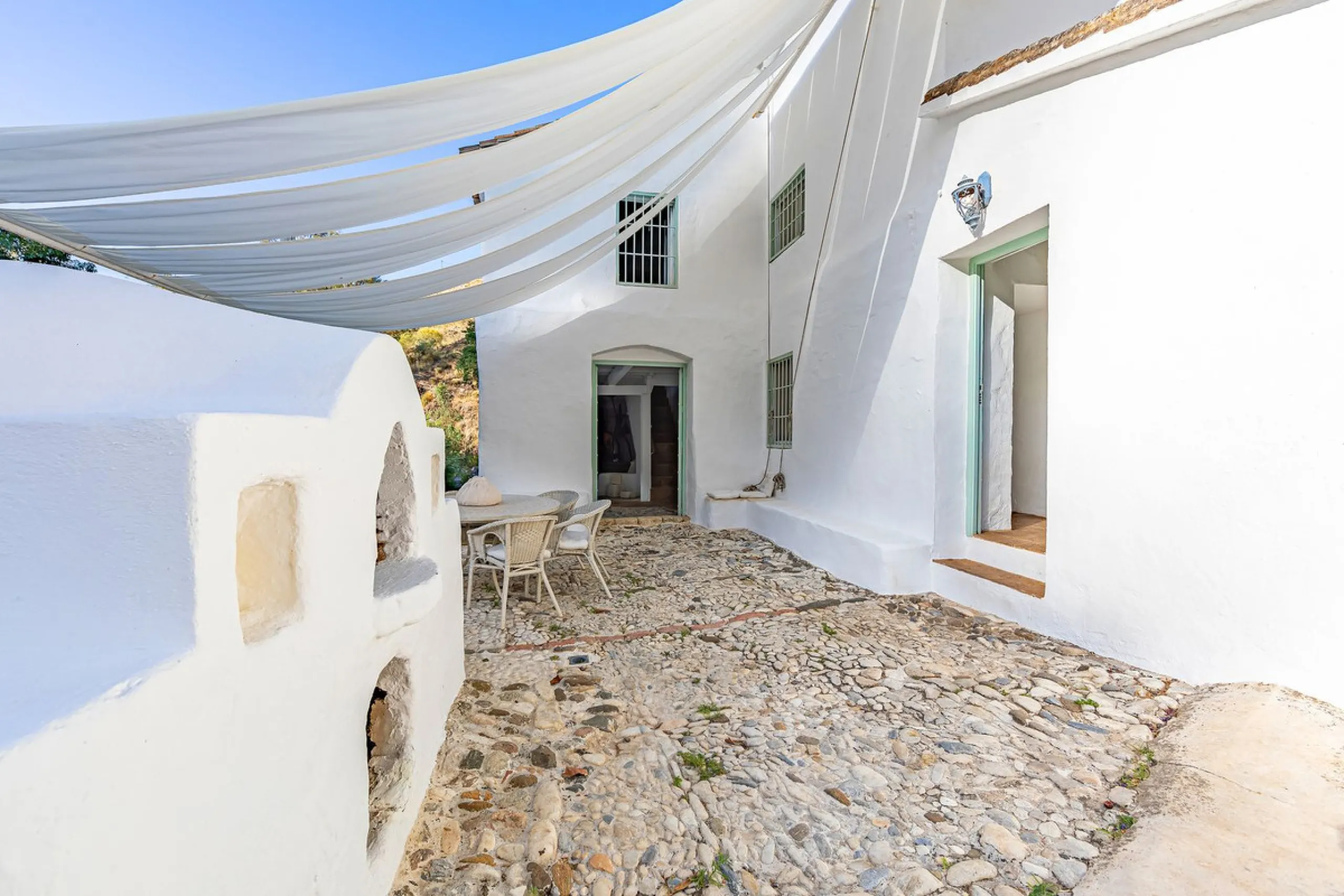 Magnificent dream house in an old mill from the 16th century, in an idyllic setting by the river, with beautiful landscapes with fruit trees in a natural environment, and a private pool, built on a 15,600 m2 plot just 20 minutes from Marbella. The propert