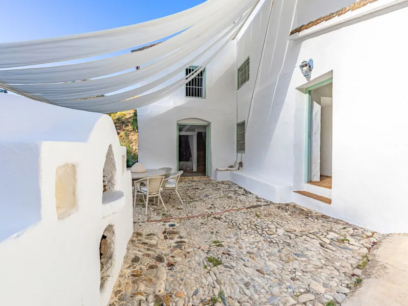 Magnificent dream house in an old mill from the 16th century, in an idyllic setting by the river, with beautiful landscapes with fruit trees in a natural environment, and a private pool, built on a 15,600 m2 plot just 20 minutes from Marbella. The propert