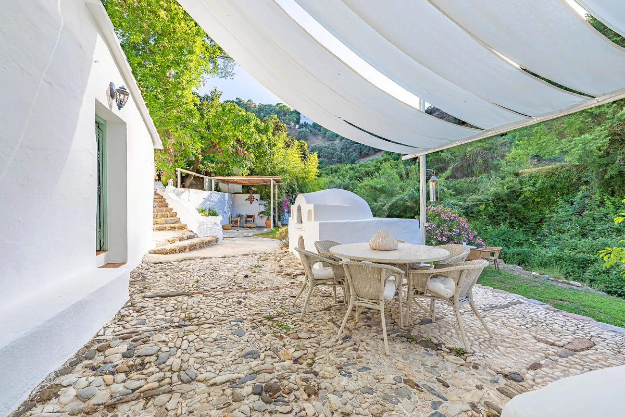 Magnificent dream house in an old mill from the 16th century, in an idyllic setting by the river, with beautiful landscapes with fruit trees in a natural environment, and a private pool, built on a 15,600 m2 plot just 20 minutes from Marbella. The propert