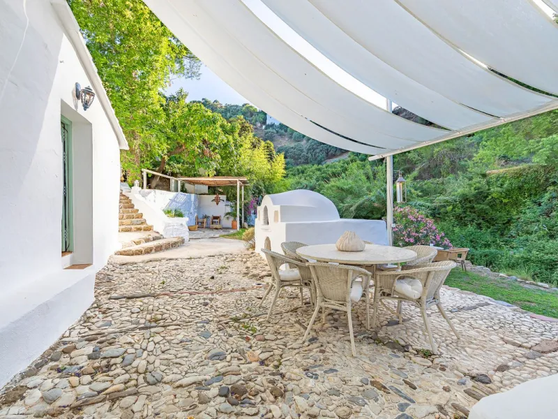 Magnificent dream house in an old mill from the 16th century, in an idyllic setting by the river, with beautiful landscapes with fruit trees in a natural environment, and a private pool, built on a 15,600 m2 plot just 20 minutes from Marbella. The propert