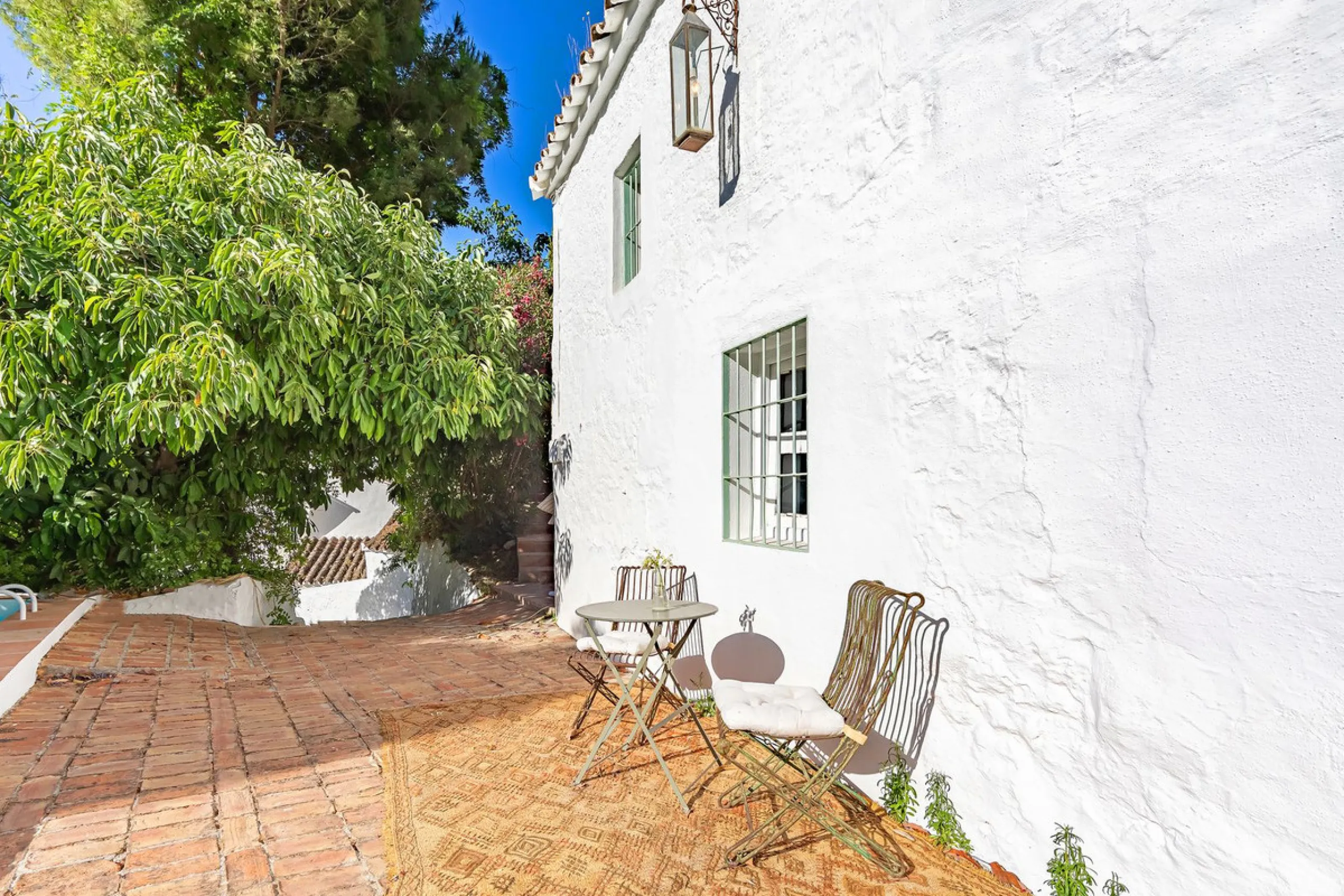 Magnificent dream house in an old mill from the 16th century, in an idyllic setting by the river, with beautiful landscapes with fruit trees in a natural environment, and a private pool, built on a 15,600 m2 plot just 20 minutes from Marbella. The propert