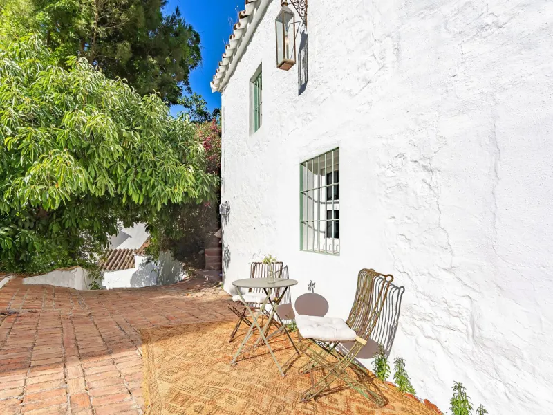 Magnificent dream house in an old mill from the 16th century, in an idyllic setting by the river, with beautiful landscapes with fruit trees in a natural environment, and a private pool, built on a 15,600 m2 plot just 20 minutes from Marbella. The propert