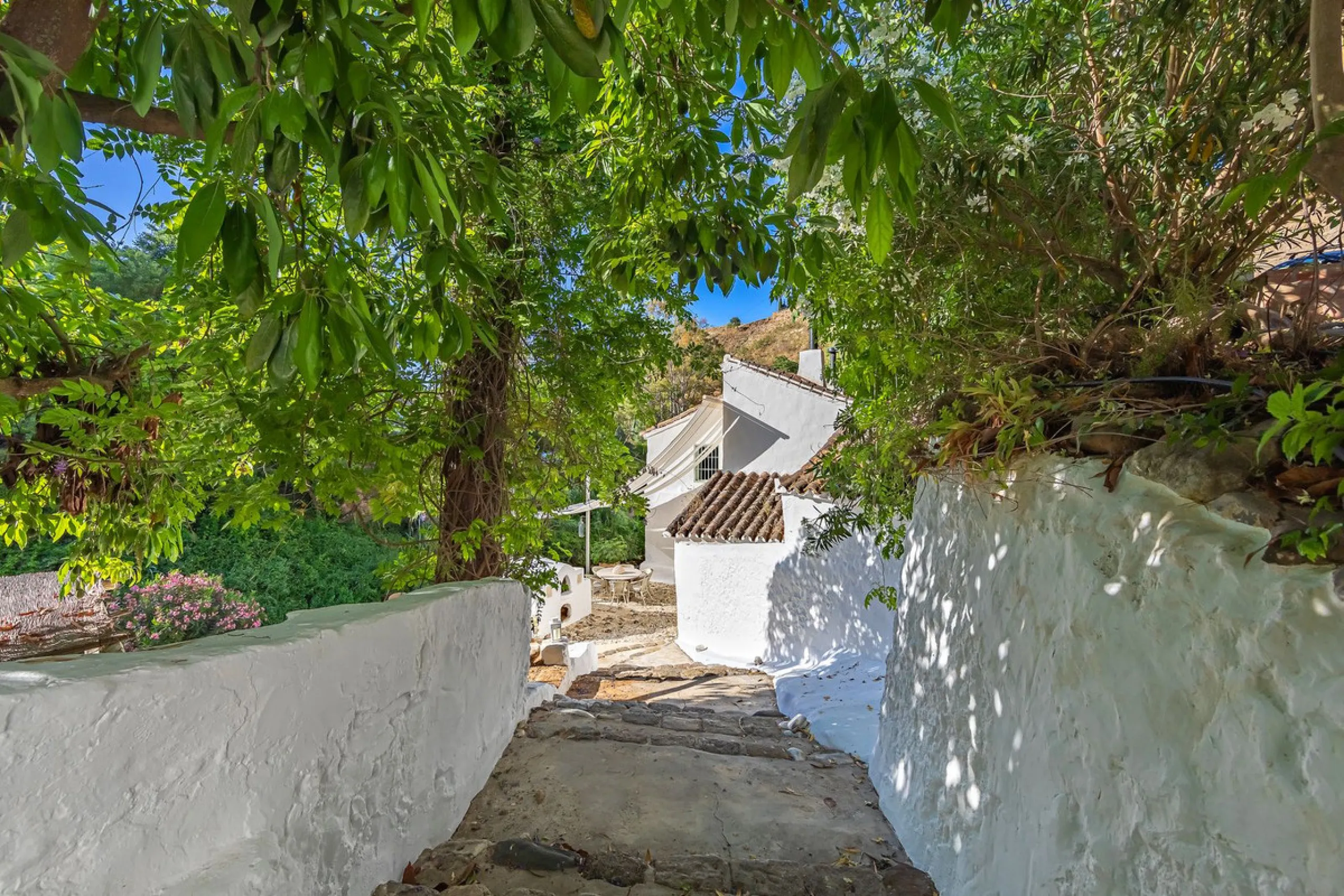 Magnificent dream house in an old mill from the 16th century, in an idyllic setting by the river, with beautiful landscapes with fruit trees in a natural environment, and a private pool, built on a 15,600 m2 plot just 20 minutes from Marbella. The propert