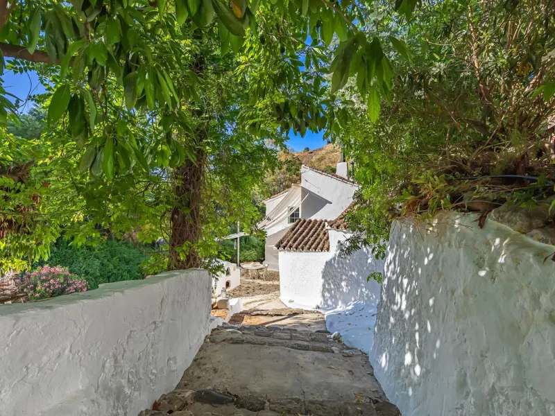Magnificent dream house in an old mill from the 16th century, in an idyllic setting by the river, with beautiful landscapes with fruit trees in a natural environment, and a private pool, built on a 15,600 m2 plot just 20 minutes from Marbella. The propert