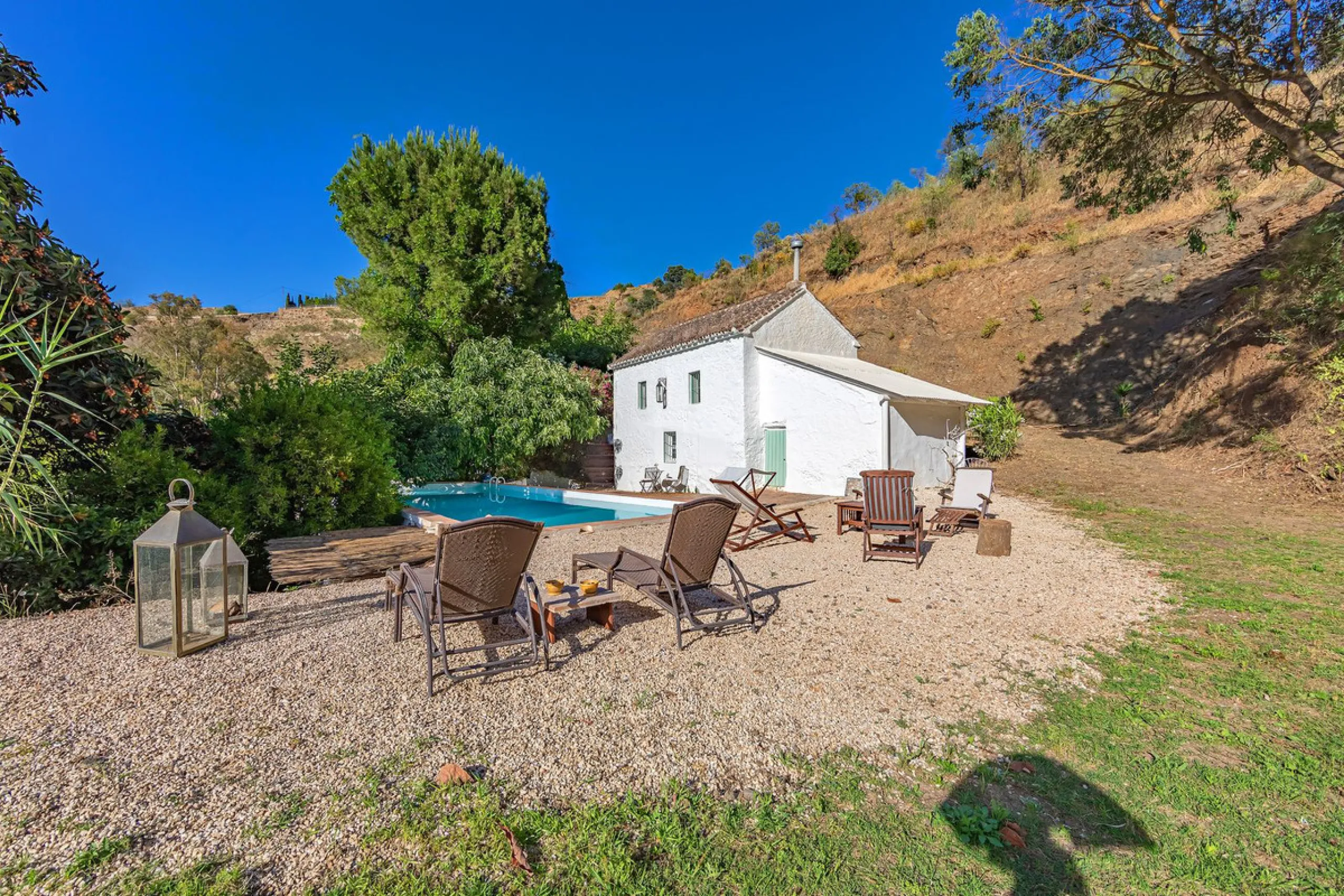 Magnificent dream house in an old mill from the 16th century, in an idyllic setting by the river, with beautiful landscapes with fruit trees in a natural environment, and a private pool, built on a 15,600 m2 plot just 20 minutes from Marbella. The propert