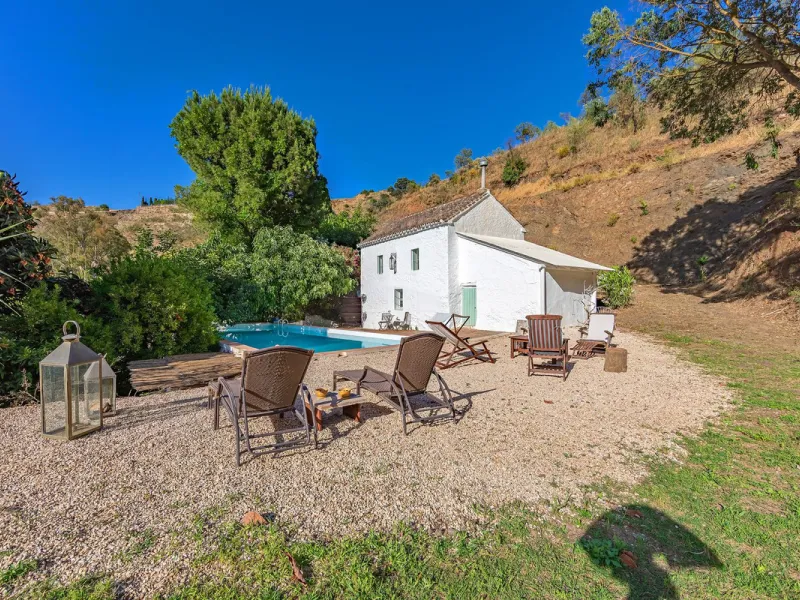 Magnificent dream house in an old mill from the 16th century, in an idyllic setting by the river, with beautiful landscapes with fruit trees in a natural environment, and a private pool, built on a 15,600 m2 plot just 20 minutes from Marbella. The propert