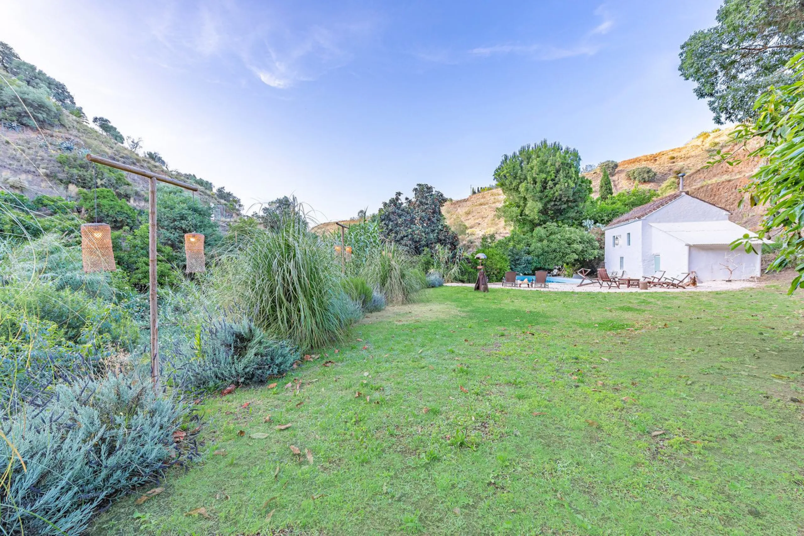 Magnificent dream house in an old mill from the 16th century, in an idyllic setting by the river, with beautiful landscapes with fruit trees in a natural environment, and a private pool, built on a 15,600 m2 plot just 20 minutes from Marbella. The propert
