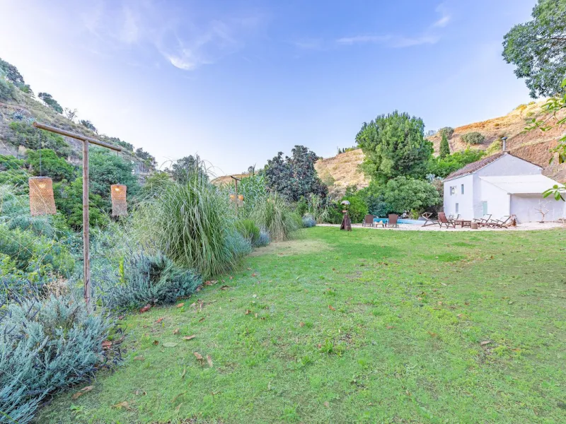 Magnificent dream house in an old mill from the 16th century, in an idyllic setting by the river, with beautiful landscapes with fruit trees in a natural environment, and a private pool, built on a 15,600 m2 plot just 20 minutes from Marbella. The propert