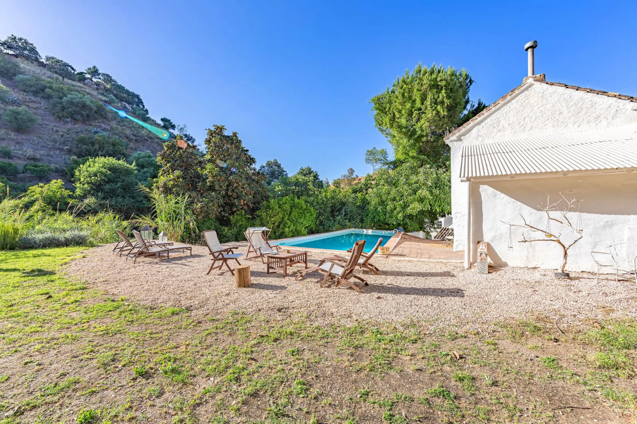 Magnificent dream house in an old mill from the 16th century, in an idyllic setting by the river, with beautiful landscapes with fruit trees in a natural environment, and a private pool, built on a 15,600 m2 plot just 20 minutes from Marbella. The propert
