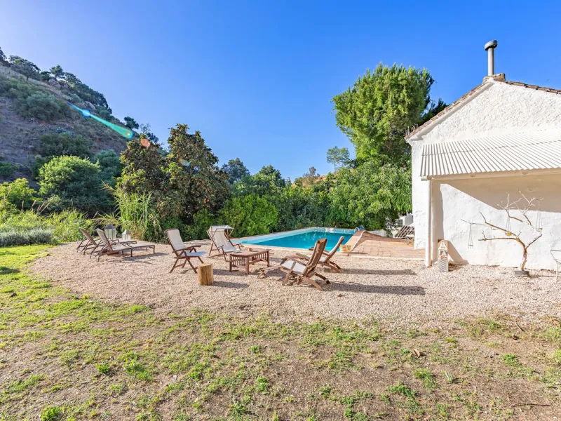 Magnificent dream house in an old mill from the 16th century, in an idyllic setting by the river, with beautiful landscapes with fruit trees in a natural environment, and a private pool, built on a 15,600 m2 plot just 20 minutes from Marbella. The propert