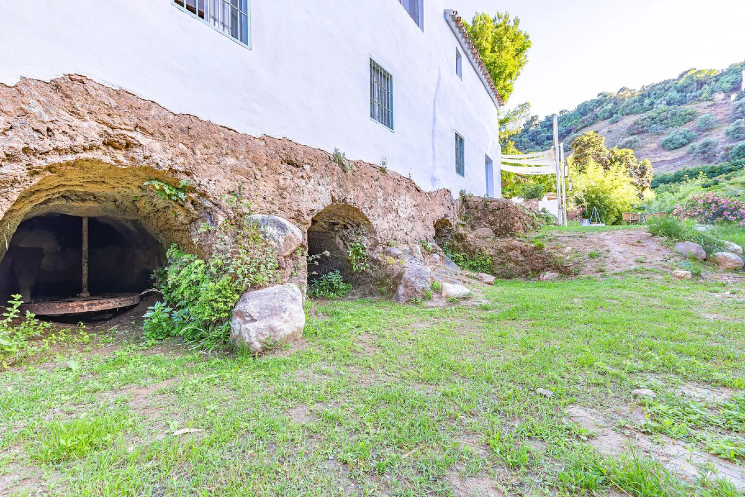 Magnificent dream house in an old mill from the 16th century, in an idyllic setting by the river, with beautiful landscapes with fruit trees in a natural environment, and a private pool, built on a 15,600 m2 plot just 20 minutes from Marbella. The propert