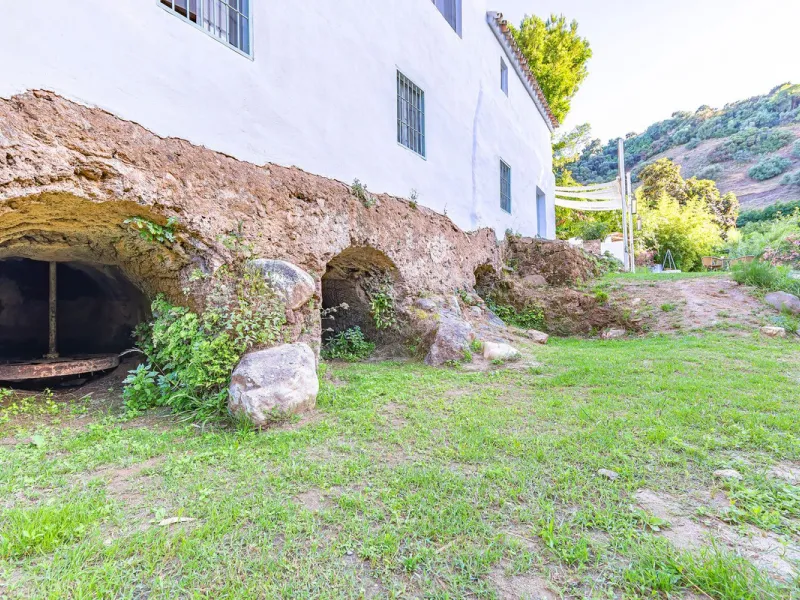 Magnificent dream house in an old mill from the 16th century, in an idyllic setting by the river, with beautiful landscapes with fruit trees in a natural environment, and a private pool, built on a 15,600 m2 plot just 20 minutes from Marbella. The propert