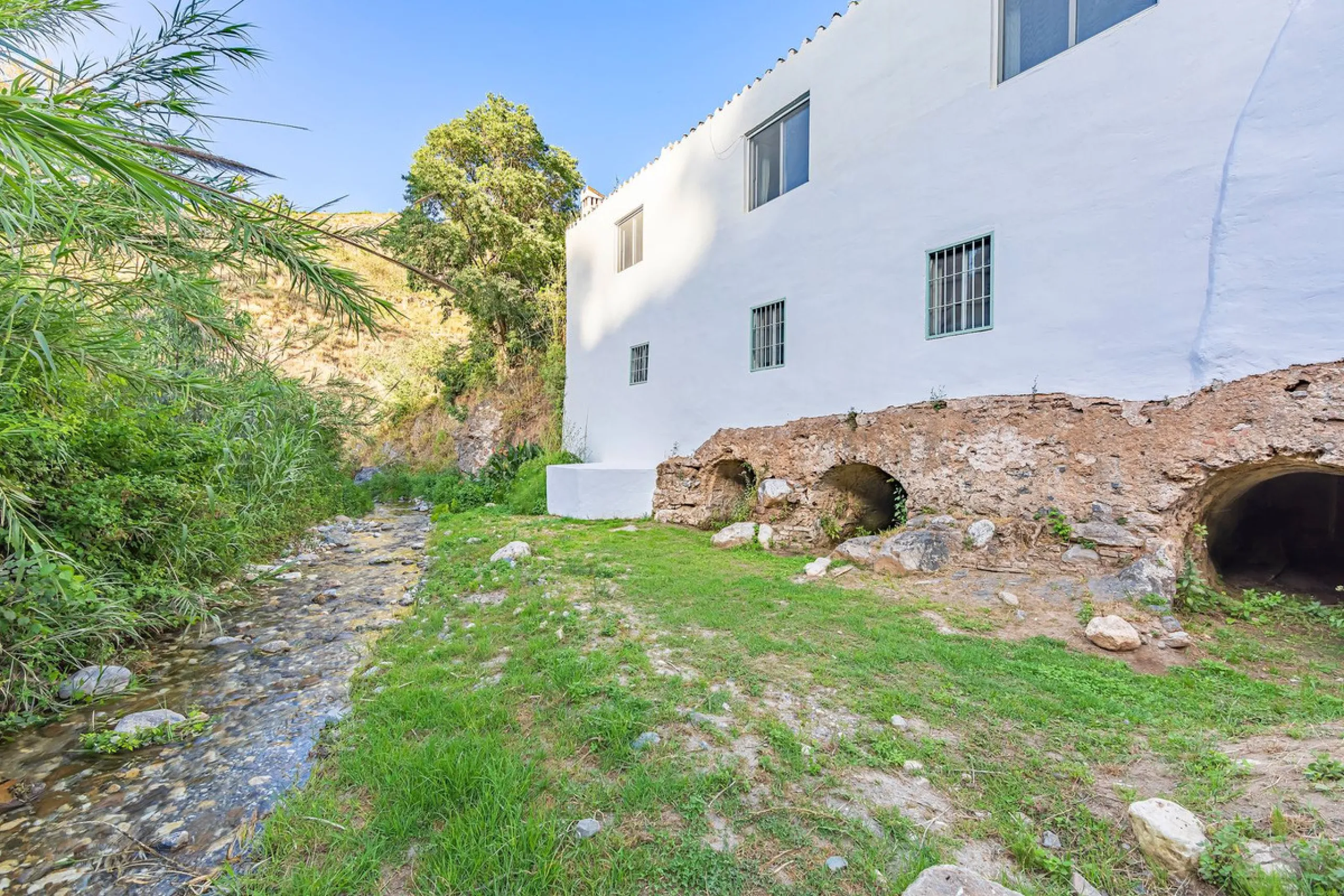 Magnificent dream house in an old mill from the 16th century, in an idyllic setting by the river, with beautiful landscapes with fruit trees in a natural environment, and a private pool, built on a 15,600 m2 plot just 20 minutes from Marbella. The propert