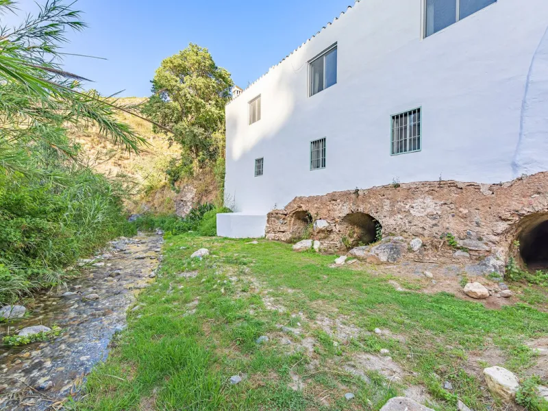 Magnificent dream house in an old mill from the 16th century, in an idyllic setting by the river, with beautiful landscapes with fruit trees in a natural environment, and a private pool, built on a 15,600 m2 plot just 20 minutes from Marbella. The propert