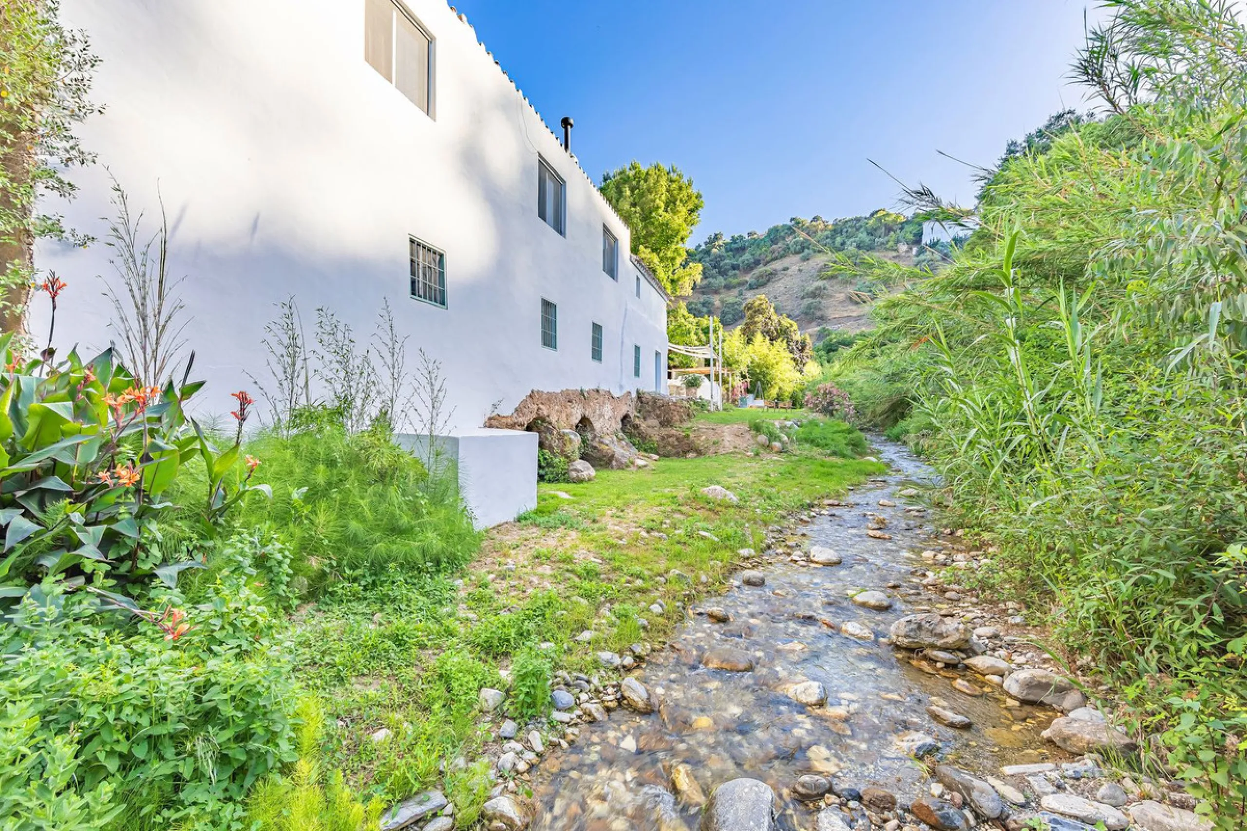 Magnificent dream house in an old mill from the 16th century, in an idyllic setting by the river, with beautiful landscapes with fruit trees in a natural environment, and a private pool, built on a 15,600 m2 plot just 20 minutes from Marbella. The propert