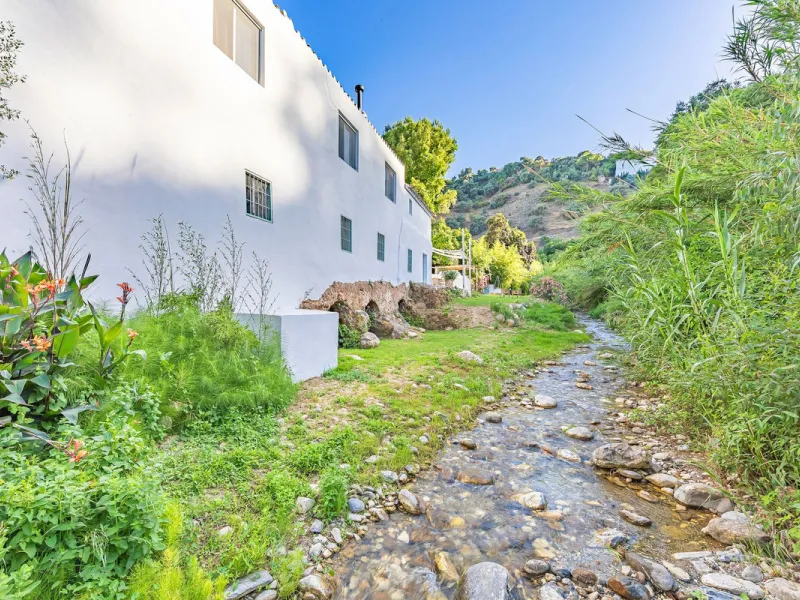 Magnificent dream house in an old mill from the 16th century, in an idyllic setting by the river, with beautiful landscapes with fruit trees in a natural environment, and a private pool, built on a 15,600 m2 plot just 20 minutes from Marbella. The propert