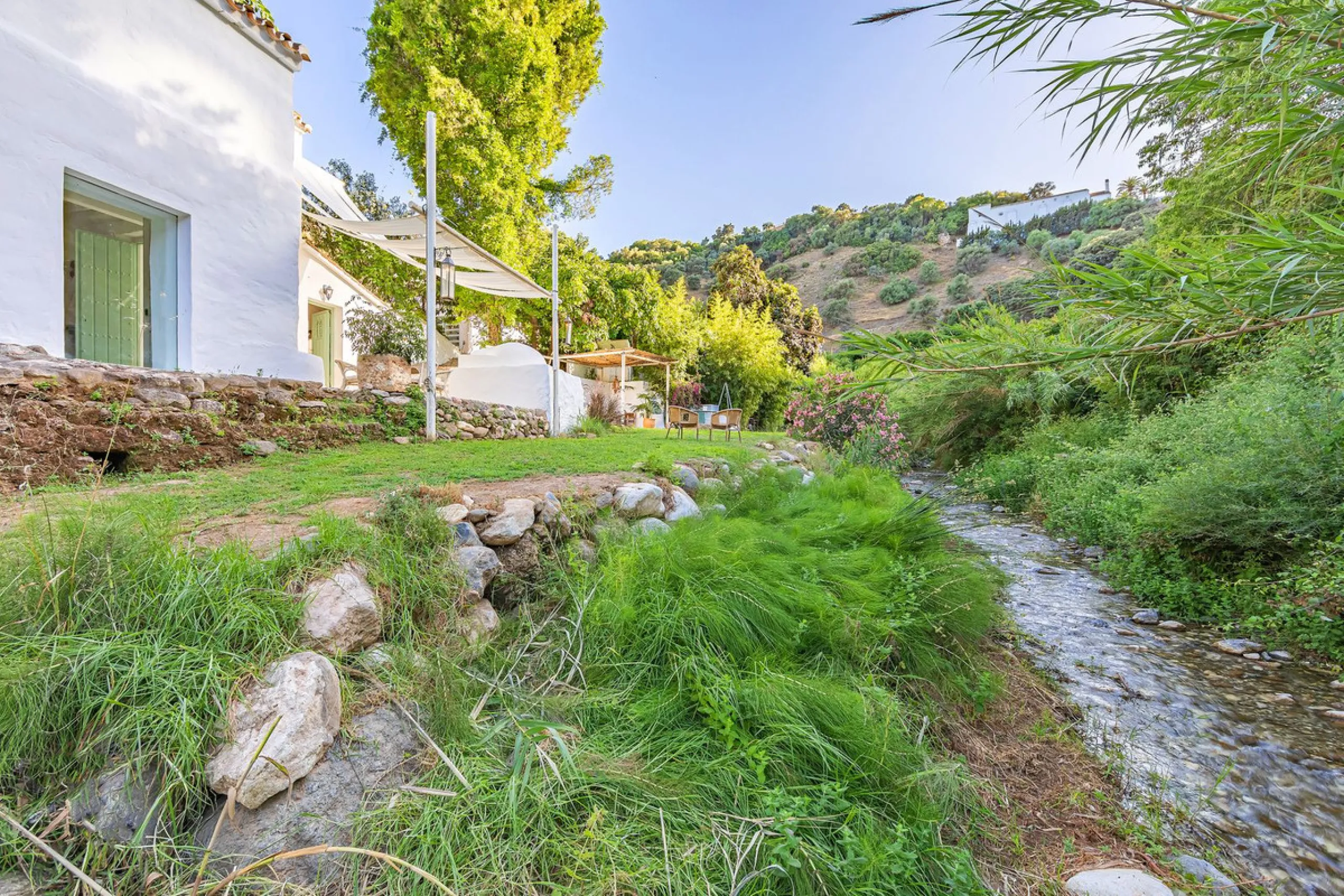 Magnificent dream house in an old mill from the 16th century, in an idyllic setting by the river, with beautiful landscapes with fruit trees in a natural environment, and a private pool, built on a 15,600 m2 plot just 20 minutes from Marbella. The propert
