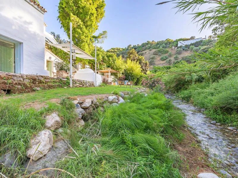 Magnificent dream house in an old mill from the 16th century, in an idyllic setting by the river, with beautiful landscapes with fruit trees in a natural environment, and a private pool, built on a 15,600 m2 plot just 20 minutes from Marbella. The propert