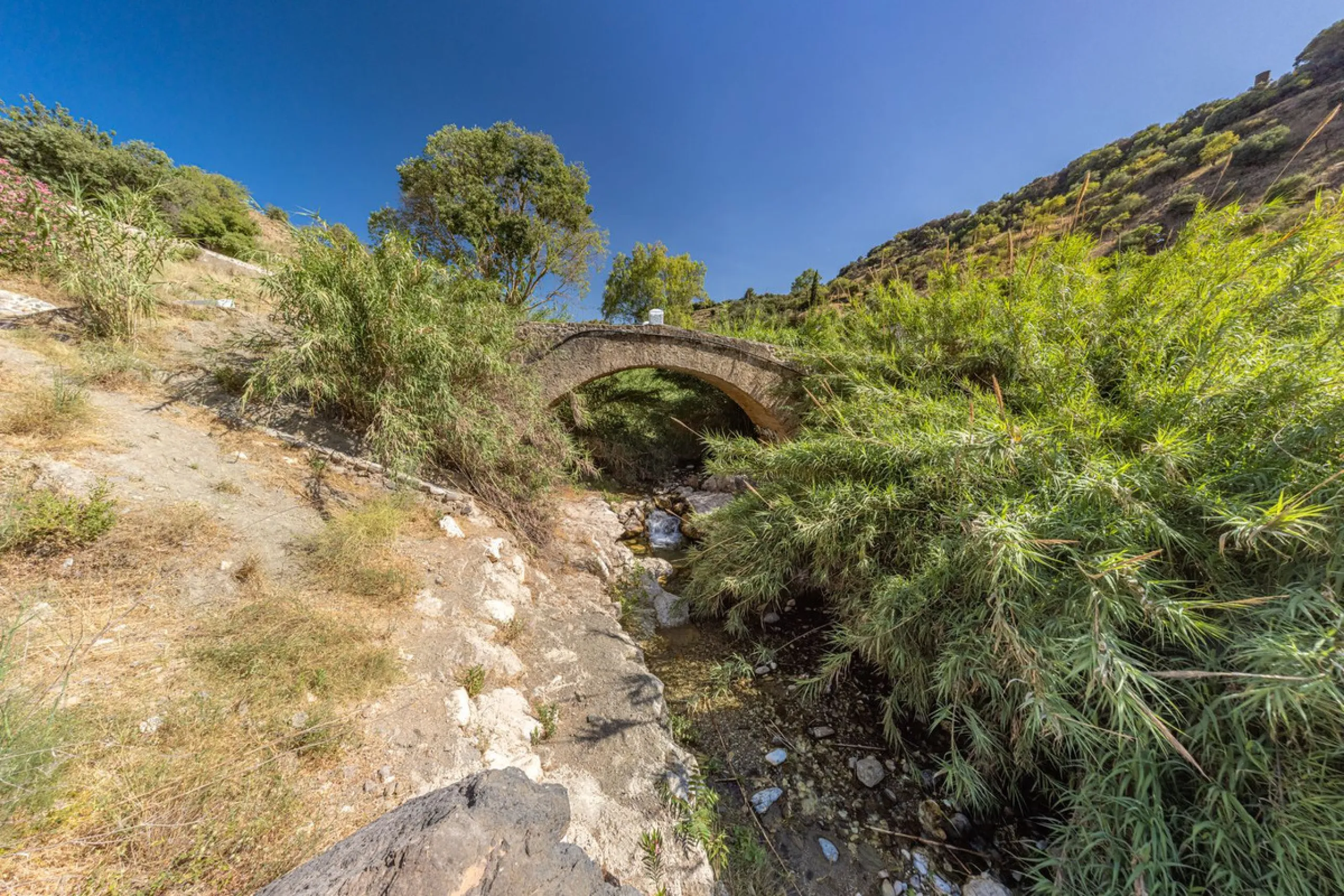 Magnificent dream house in an old mill from the 16th century, in an idyllic setting by the river, with beautiful landscapes with fruit trees in a natural environment, and a private pool, built on a 15,600 m2 plot just 20 minutes from Marbella. The propert