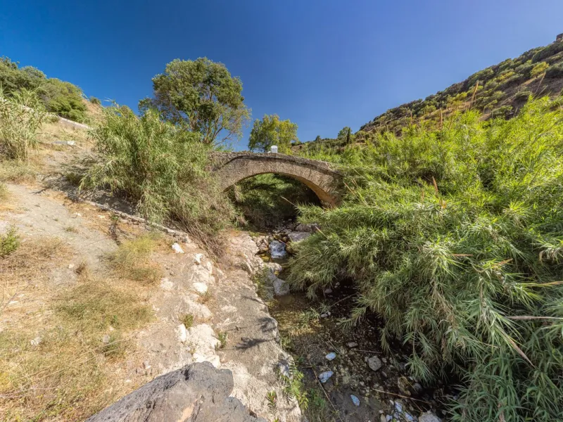 Magnificent dream house in an old mill from the 16th century, in an idyllic setting by the river, with beautiful landscapes with fruit trees in a natural environment, and a private pool, built on a 15,600 m2 plot just 20 minutes from Marbella. The propert