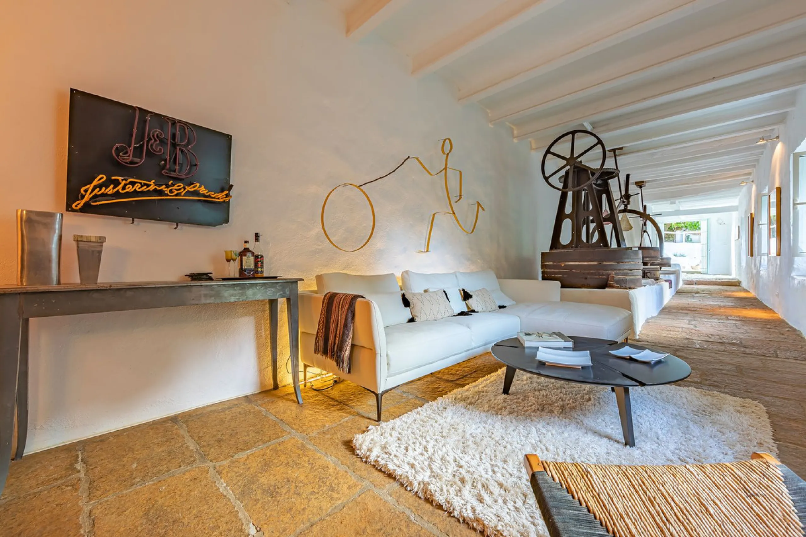 Magnificent dream house in an old mill from the 16th century, in an idyllic setting by the river, with beautiful landscapes with fruit trees in a natural environment, and a private pool, built on a 15,600 m2 plot just 20 minutes from Marbella. The propert