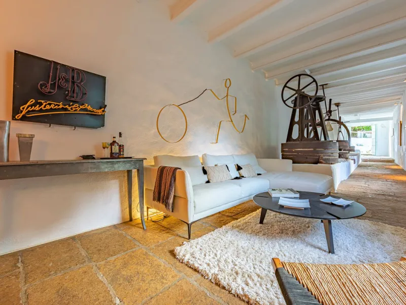 Magnificent dream house in an old mill from the 16th century, in an idyllic setting by the river, with beautiful landscapes with fruit trees in a natural environment, and a private pool, built on a 15,600 m2 plot just 20 minutes from Marbella. The propert