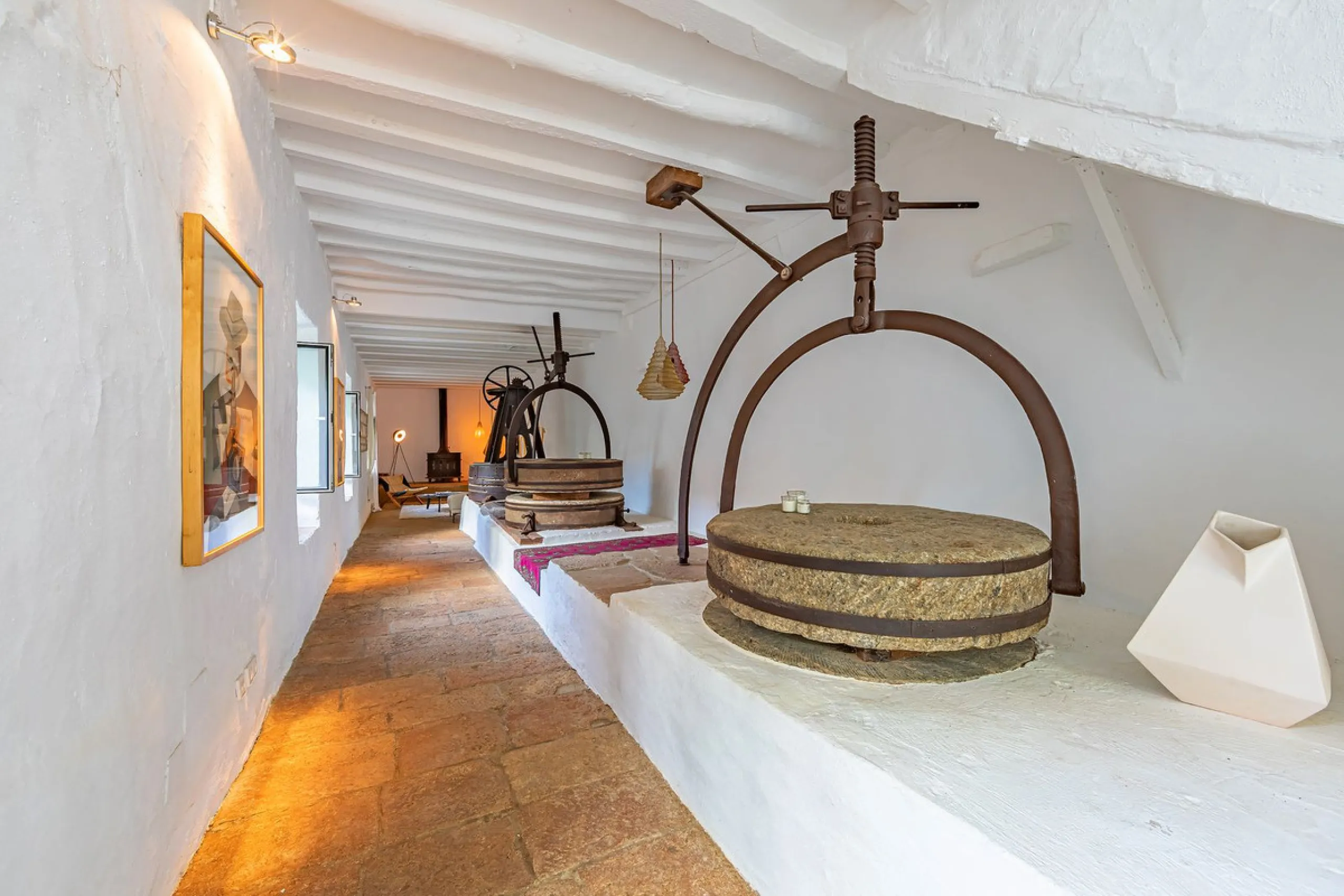 Magnificent dream house in an old mill from the 16th century, in an idyllic setting by the river, with beautiful landscapes with fruit trees in a natural environment, and a private pool, built on a 15,600 m2 plot just 20 minutes from Marbella. The propert