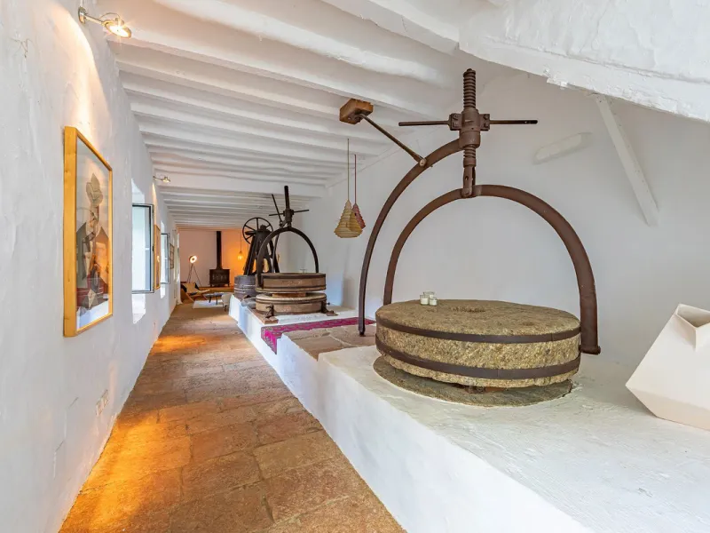 Magnificent dream house in an old mill from the 16th century, in an idyllic setting by the river, with beautiful landscapes with fruit trees in a natural environment, and a private pool, built on a 15,600 m2 plot just 20 minutes from Marbella. The propert