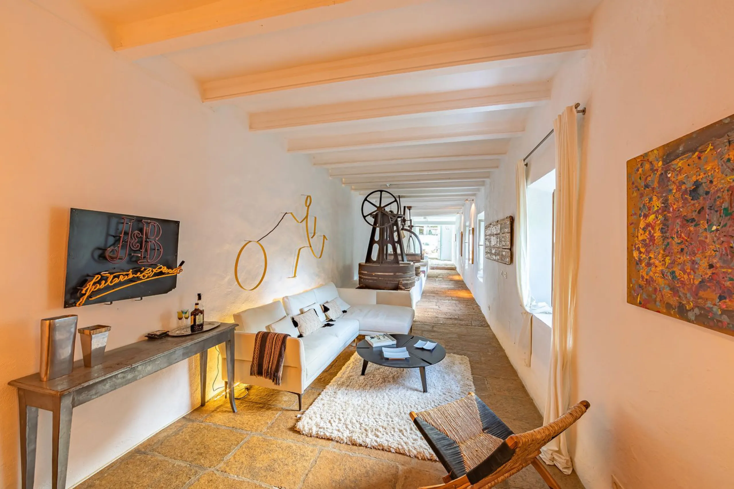 Magnificent dream house in an old mill from the 16th century, in an idyllic setting by the river, with beautiful landscapes with fruit trees in a natural environment, and a private pool, built on a 15,600 m2 plot just 20 minutes from Marbella. The propert