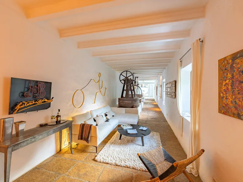 Magnificent dream house in an old mill from the 16th century, in an idyllic setting by the river, with beautiful landscapes with fruit trees in a natural environment, and a private pool, built on a 15,600 m2 plot just 20 minutes from Marbella. The propert