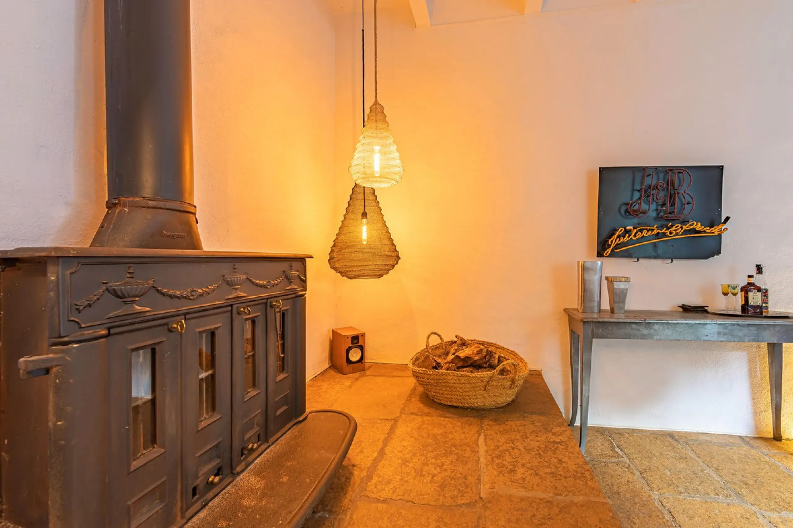 Magnificent dream house in an old mill from the 16th century, in an idyllic setting by the river, with beautiful landscapes with fruit trees in a natural environment, and a private pool, built on a 15,600 m2 plot just 20 minutes from Marbella. The propert