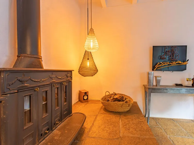 Magnificent dream house in an old mill from the 16th century, in an idyllic setting by the river, with beautiful landscapes with fruit trees in a natural environment, and a private pool, built on a 15,600 m2 plot just 20 minutes from Marbella. The propert