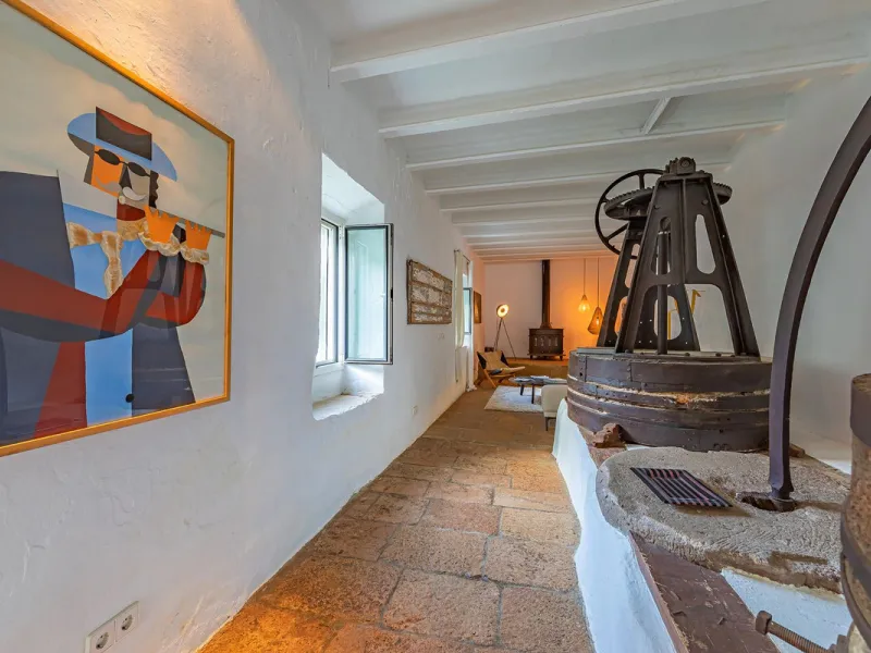 Magnificent dream house in an old mill from the 16th century, in an idyllic setting by the river, with beautiful landscapes with fruit trees in a natural environment, and a private pool, built on a 15,600 m2 plot just 20 minutes from Marbella. The propert