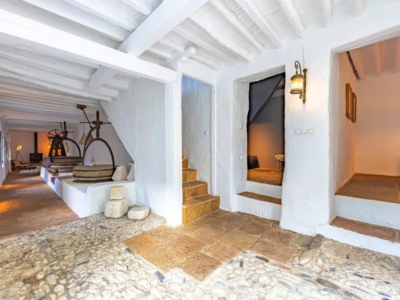 Magnificent dream house in an old mill from the 16th century, in an idyllic setting by the river, with beautiful landscapes with fruit trees in a natural environment, and a private pool, built on a 15,600 m2 plot just 20 minutes from Marbella. The propert