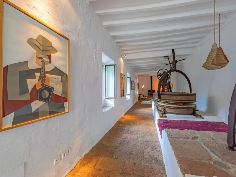 Magnificent dream house in an old mill from the 16th century, in an idyllic setting by the river, with beautiful landscapes with fruit trees in a natural environment, and a private pool, built on a 15,600 m2 plot just 20 minutes from Marbella. The propert