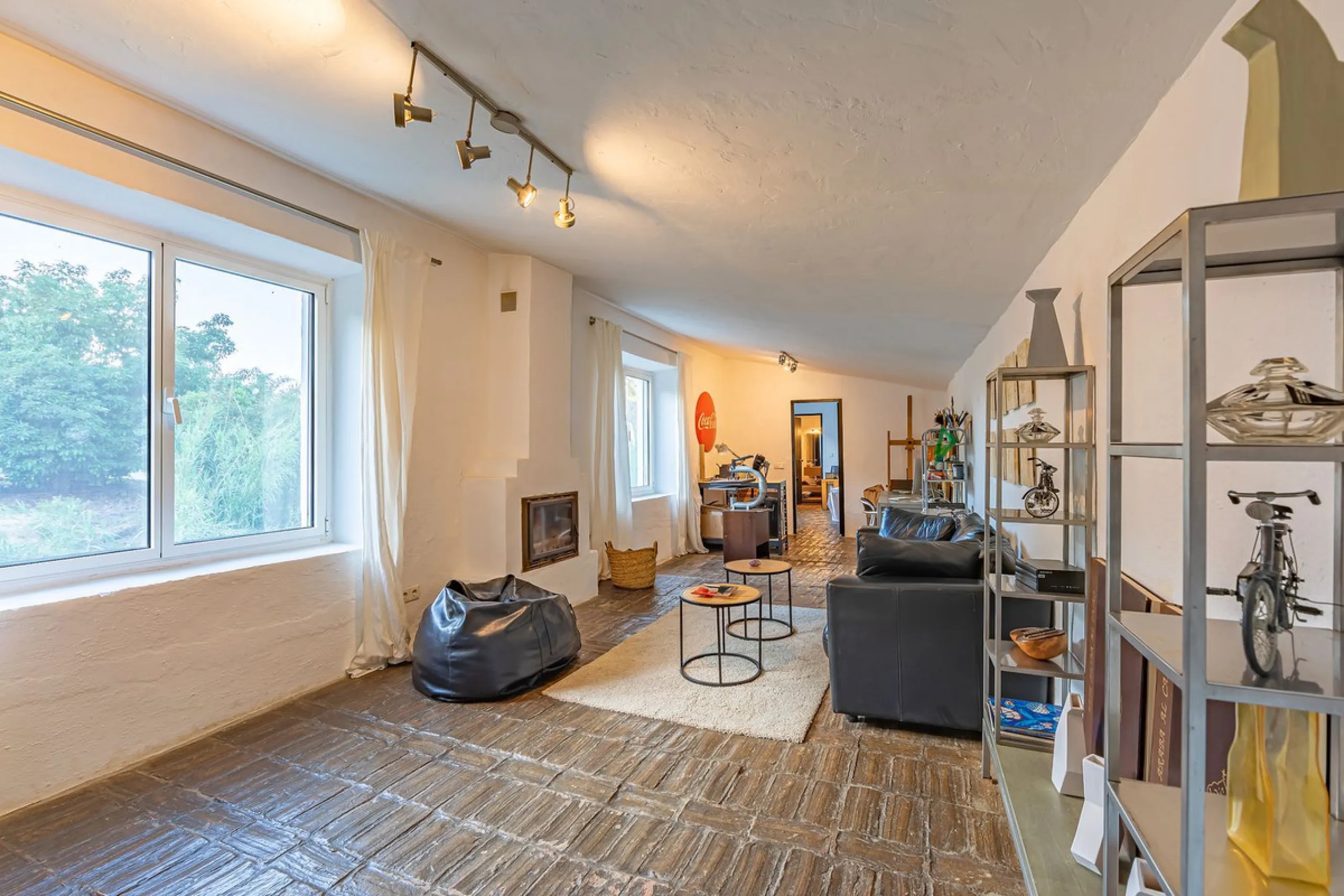 Magnificent dream house in an old mill from the 16th century, in an idyllic setting by the river, with beautiful landscapes with fruit trees in a natural environment, and a private pool, built on a 15,600 m2 plot just 20 minutes from Marbella. The propert