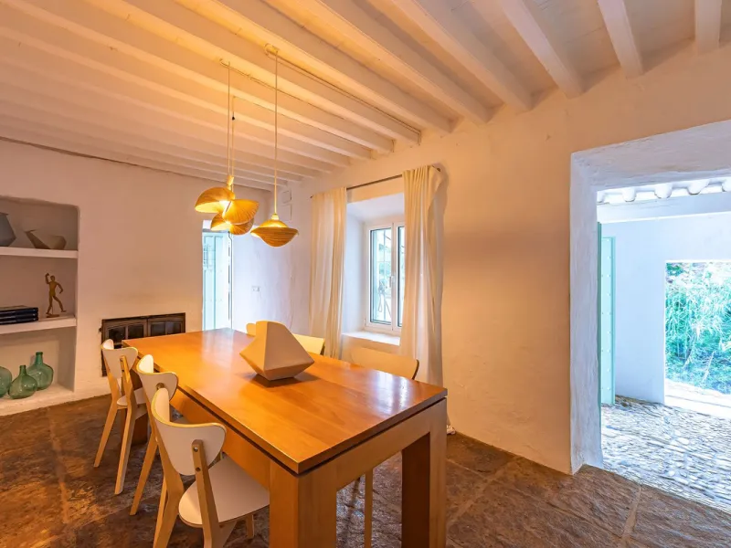 Magnificent dream house in an old mill from the 16th century, in an idyllic setting by the river, with beautiful landscapes with fruit trees in a natural environment, and a private pool, built on a 15,600 m2 plot just 20 minutes from Marbella. The propert