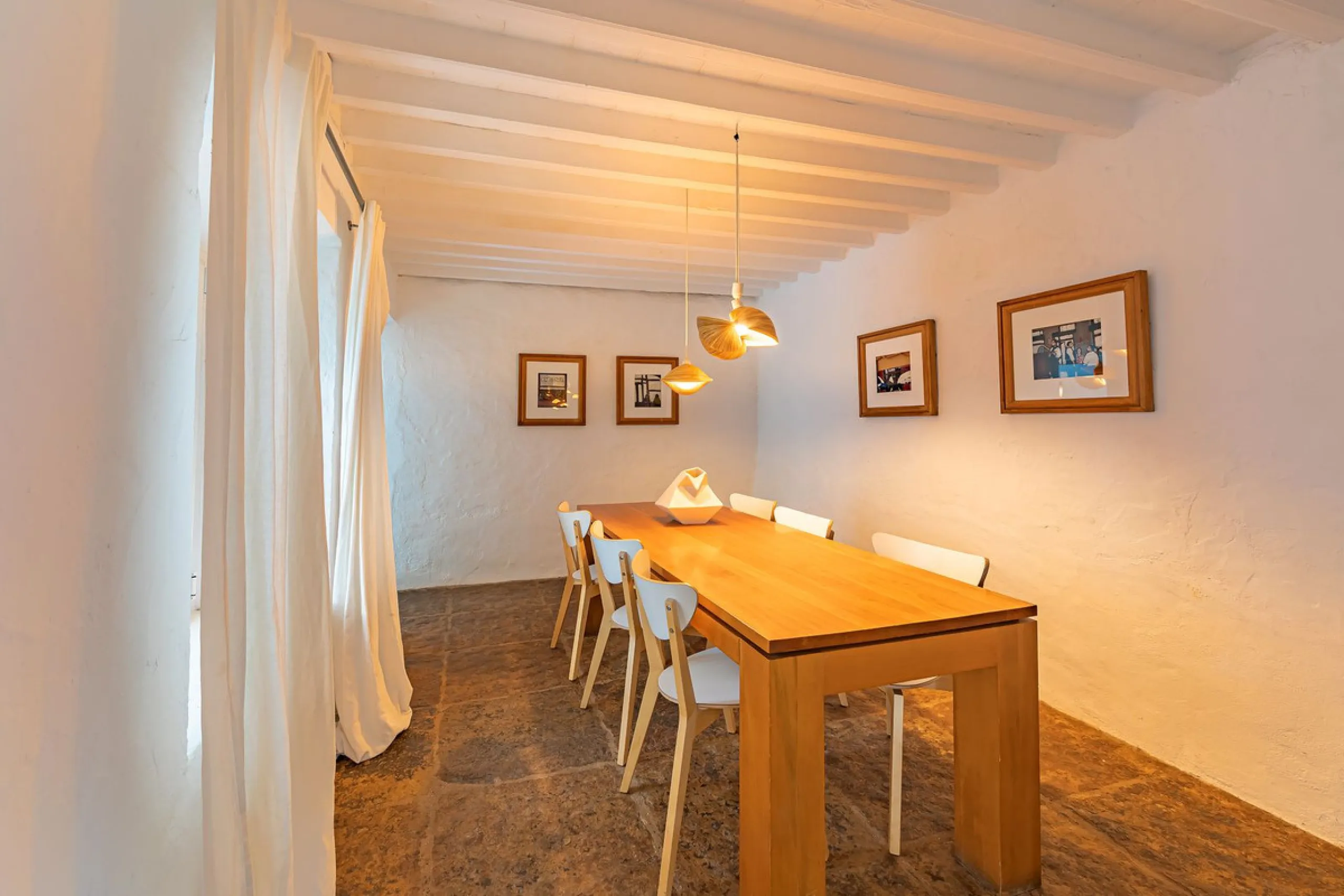 Magnificent dream house in an old mill from the 16th century, in an idyllic setting by the river, with beautiful landscapes with fruit trees in a natural environment, and a private pool, built on a 15,600 m2 plot just 20 minutes from Marbella. The propert