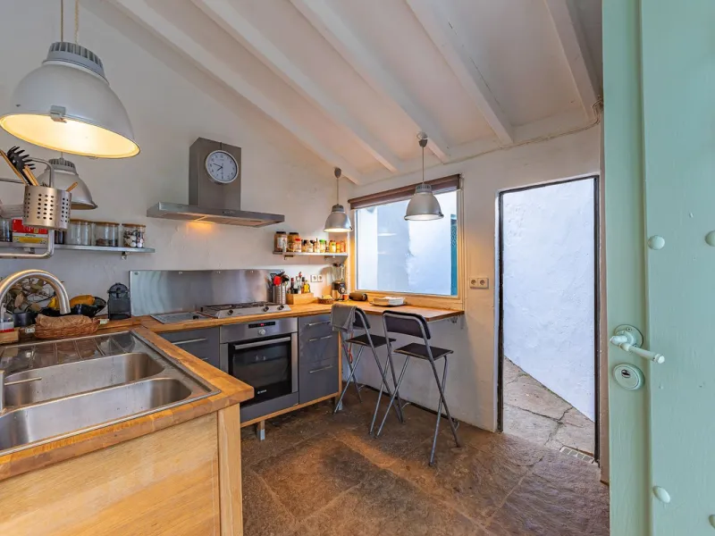Magnificent dream house in an old mill from the 16th century, in an idyllic setting by the river, with beautiful landscapes with fruit trees in a natural environment, and a private pool, built on a 15,600 m2 plot just 20 minutes from Marbella. The propert