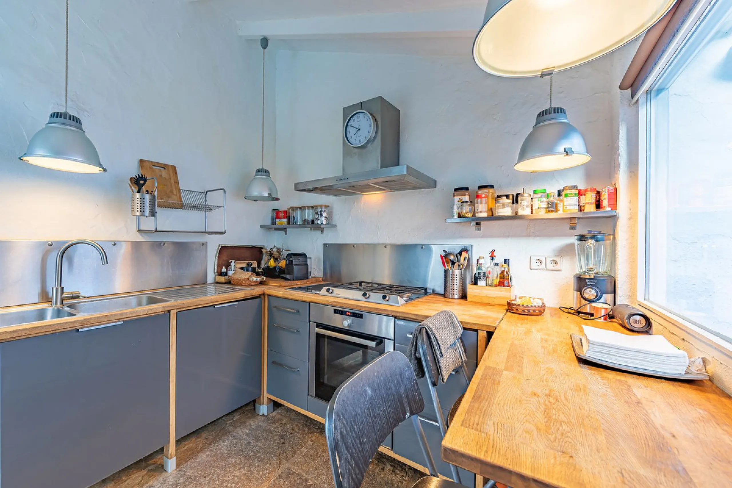 Magnificent dream house in an old mill from the 16th century, in an idyllic setting by the river, with beautiful landscapes with fruit trees in a natural environment, and a private pool, built on a 15,600 m2 plot just 20 minutes from Marbella. The propert